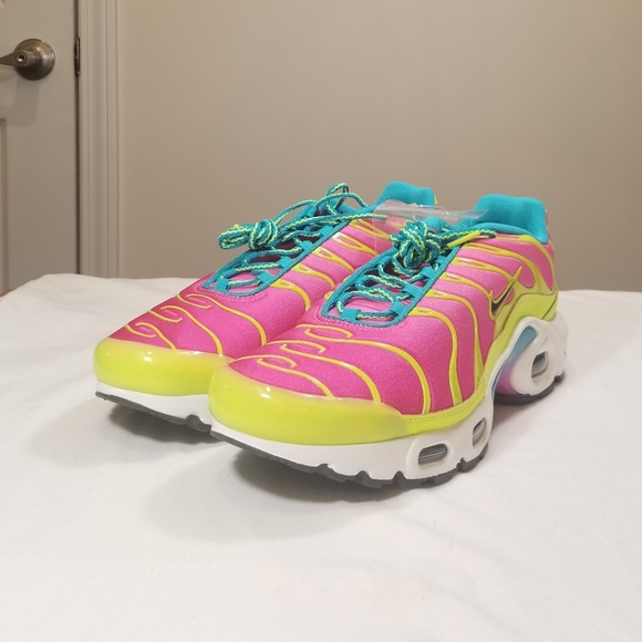 Nike Air Max Plus Volt CW5840 700 - Picture 4 of 9